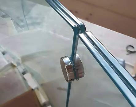 dois vidros alinhados duplos encostados fixados com acessório de alinhamento redondo