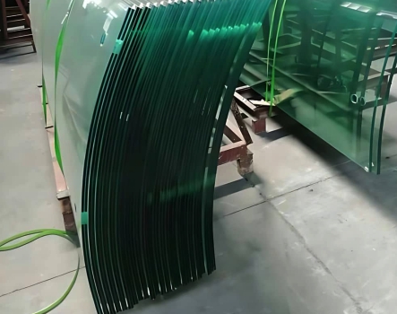 pilha sobre pallet com muitos vidros curvados encostados um no outro